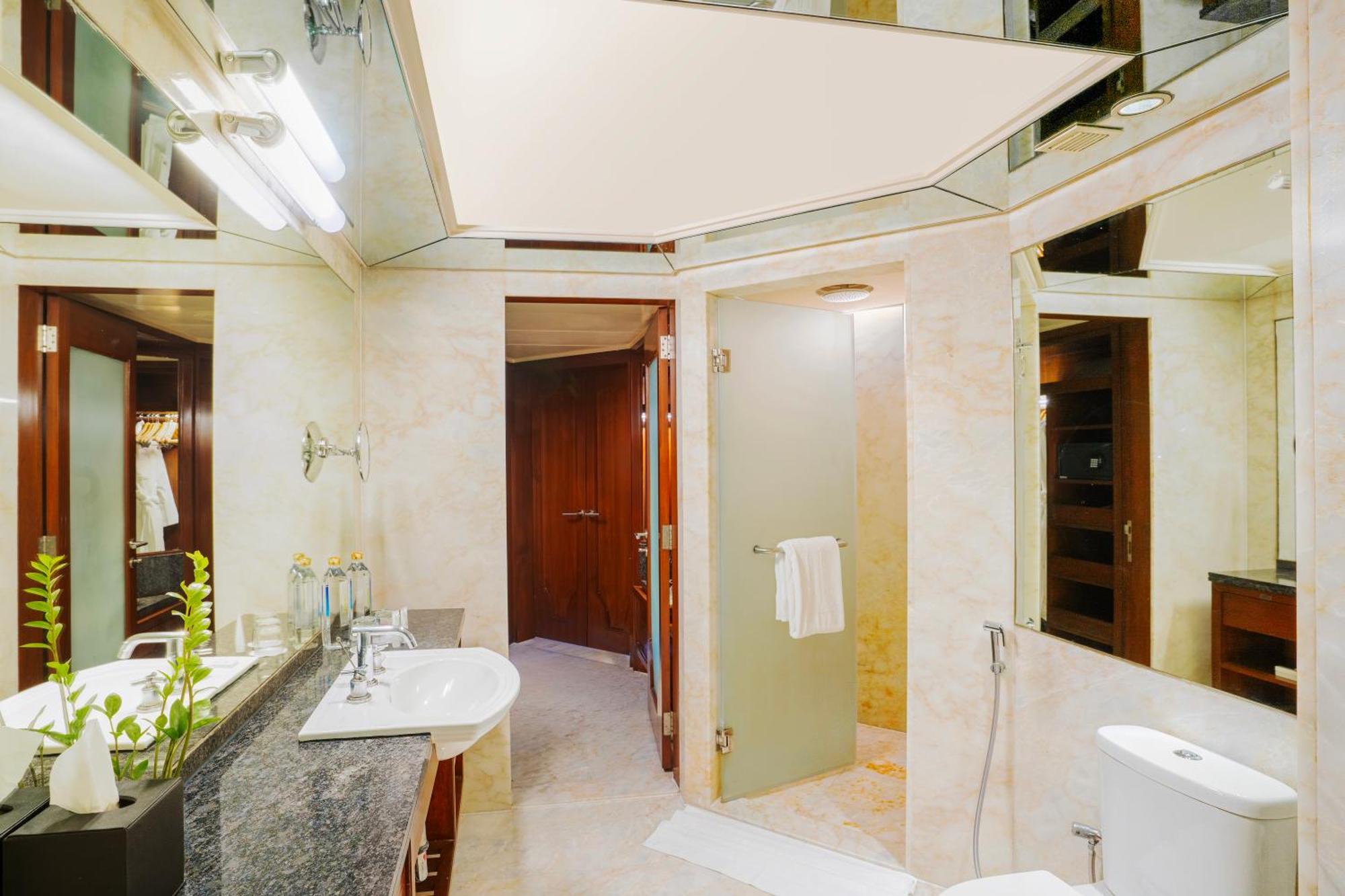 Executive Lake View King Bathtub & Lounge Access,1541788090:JPEG