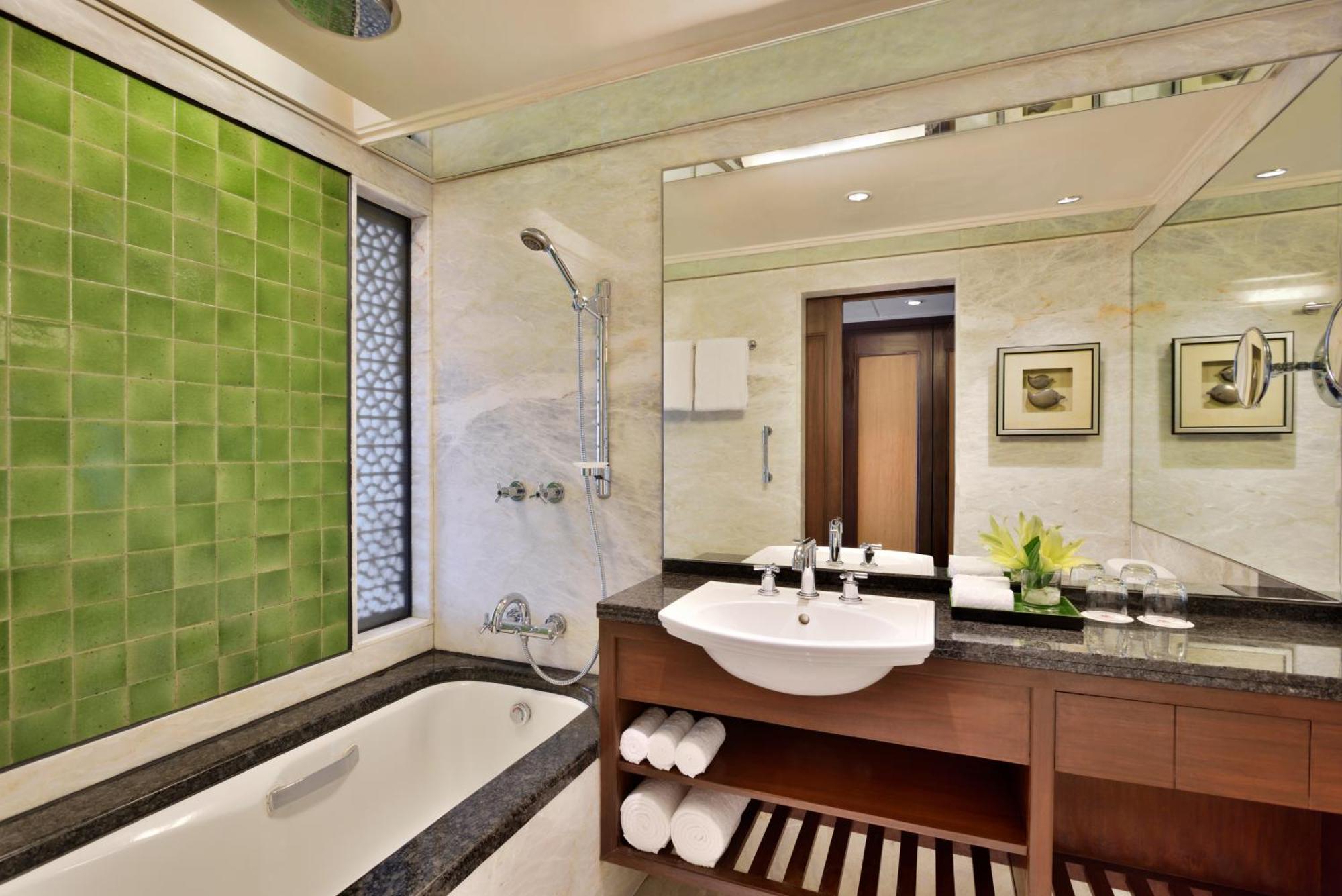 Deluxe King Bathtub,1498964623:JPEG